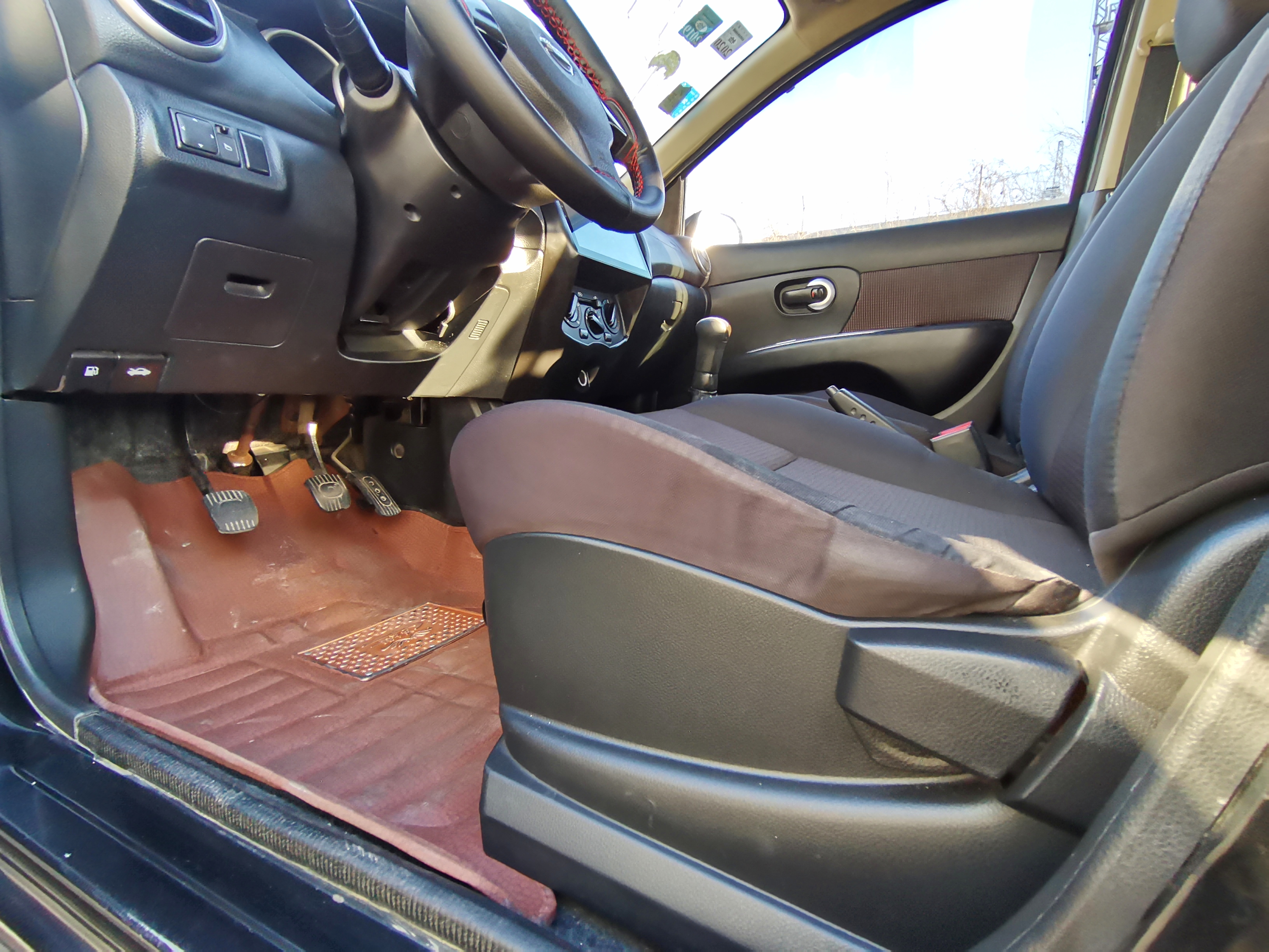 日产小面包车,实用家庭代步车日产骊威