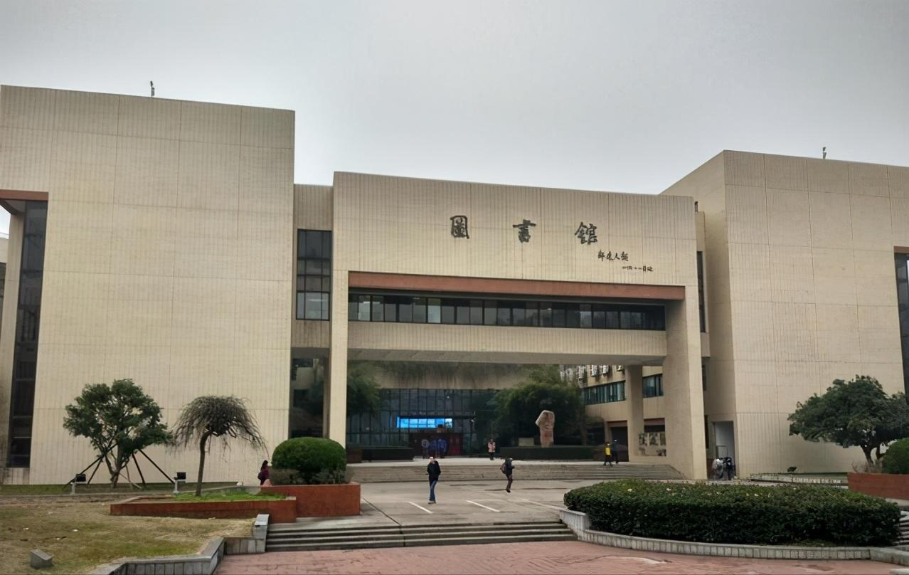 武汉大学和华中科技大学,985高校,实力依旧强,考上不简单