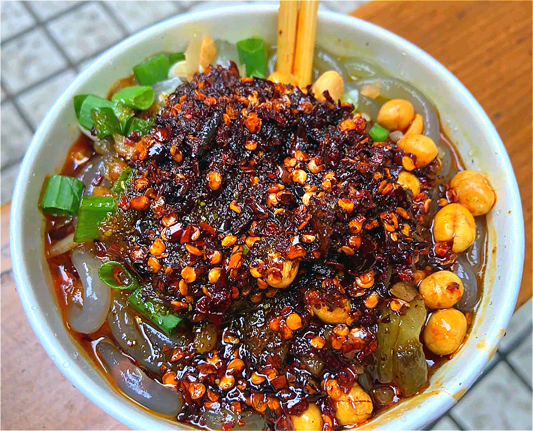 重庆特色路边小吃凉粉,重庆扁担哥挑酸辣粉和豆腐脑