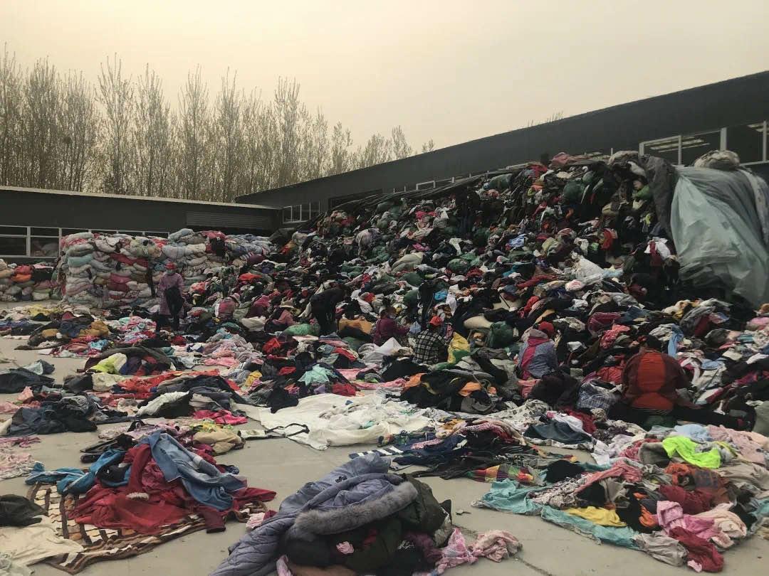 石家庄4000平米仓库里堆满了二手衣物：旧衣成吨出口非洲，在二手市场仅售几元