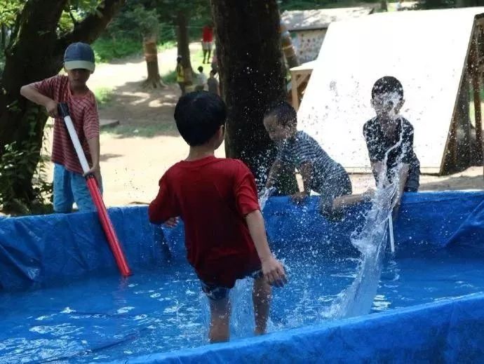 动刀抡锤，玩火涉水，这样的公园为何还能吸引那么多父母？