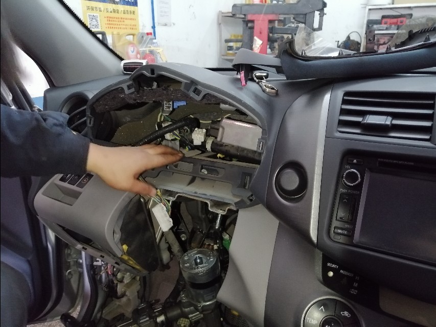 老款rav4原地打方向有异响,老款rav4方向盘很重跑偏