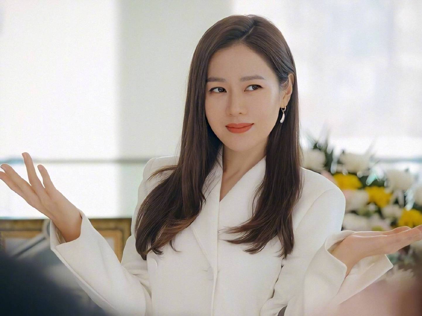 爱的迫降孙艺珍瑞士穿搭皮衣,爱的迫降孙艺珍长款碎花裙视频