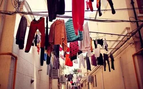 洗衣服用洗衣粉好还是洗衣液好呢,洗衣液和洗衣粉哪个更伤手