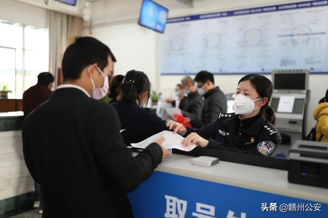 【我为群众办实事】逃犯网吧被带走,再推便民措施……赣州警方在行动!