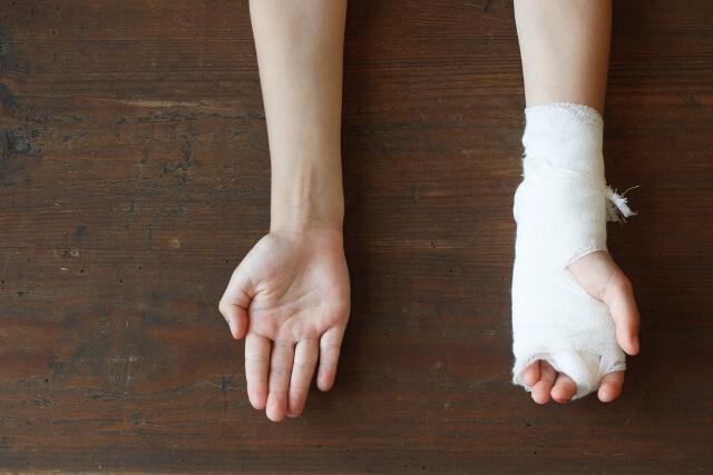 小孩拿剪刀自残是什么原因,孩子割腕心理治疗