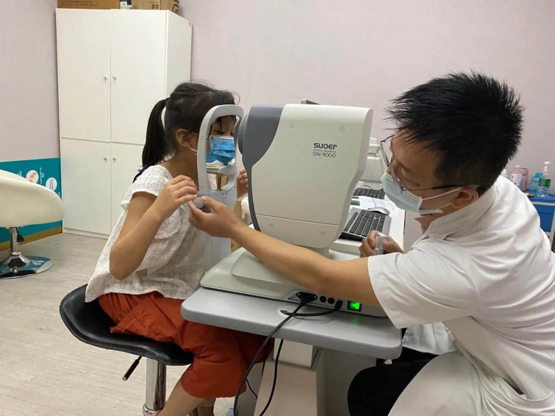 我的天!8岁暖暖竟然150度真性近视了