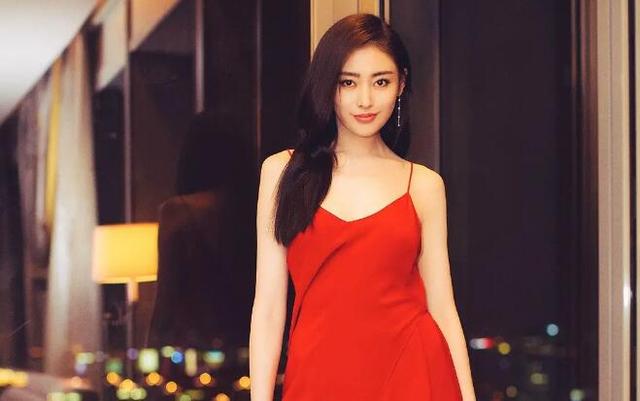 张天爱否认为金主戴了R环。她的年龄和8000万部电影被曝光