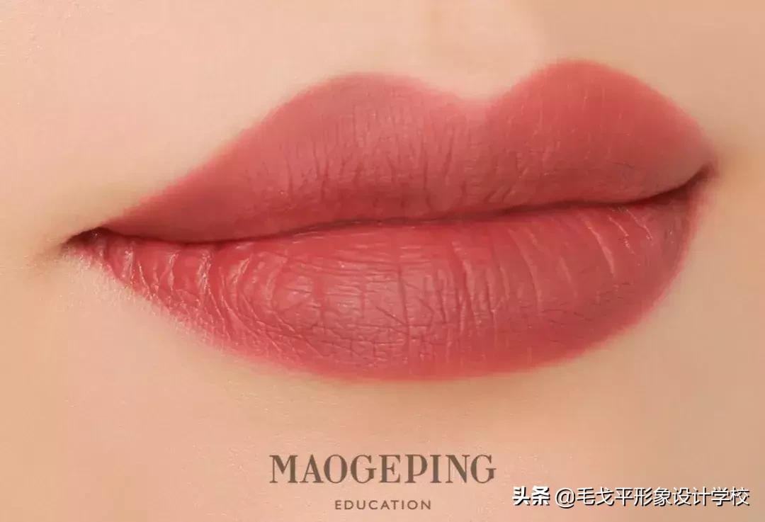 正确的涂口红方式你学会了吗 (这才是涂口红的正确打开方式)