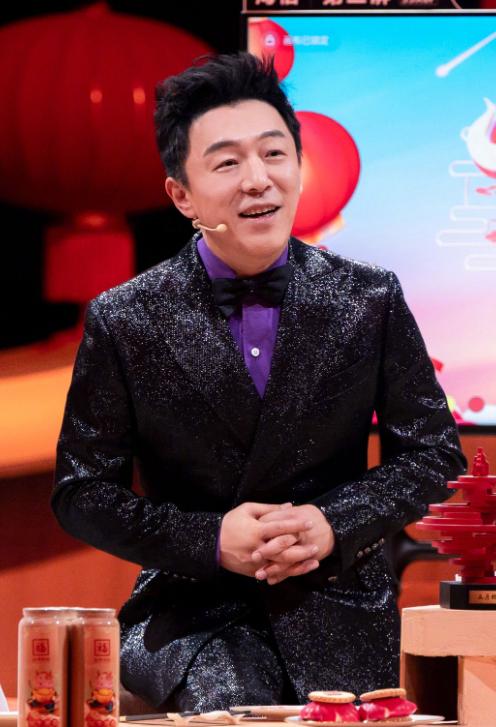 成龙亮相山东春晚，与黄渤相见欢，冯提莫红裙惊艳人气颇高