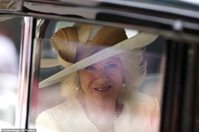 马克龙真暖心,帮布丽吉特整理领口怕走光,真爱程度不亚于查尔斯