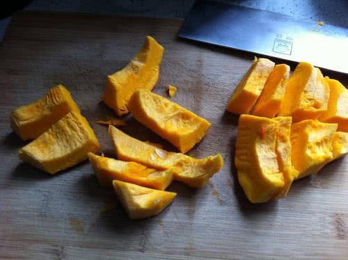 为什么眼白有黑色斑块,为什么眼白有的地方会黑块