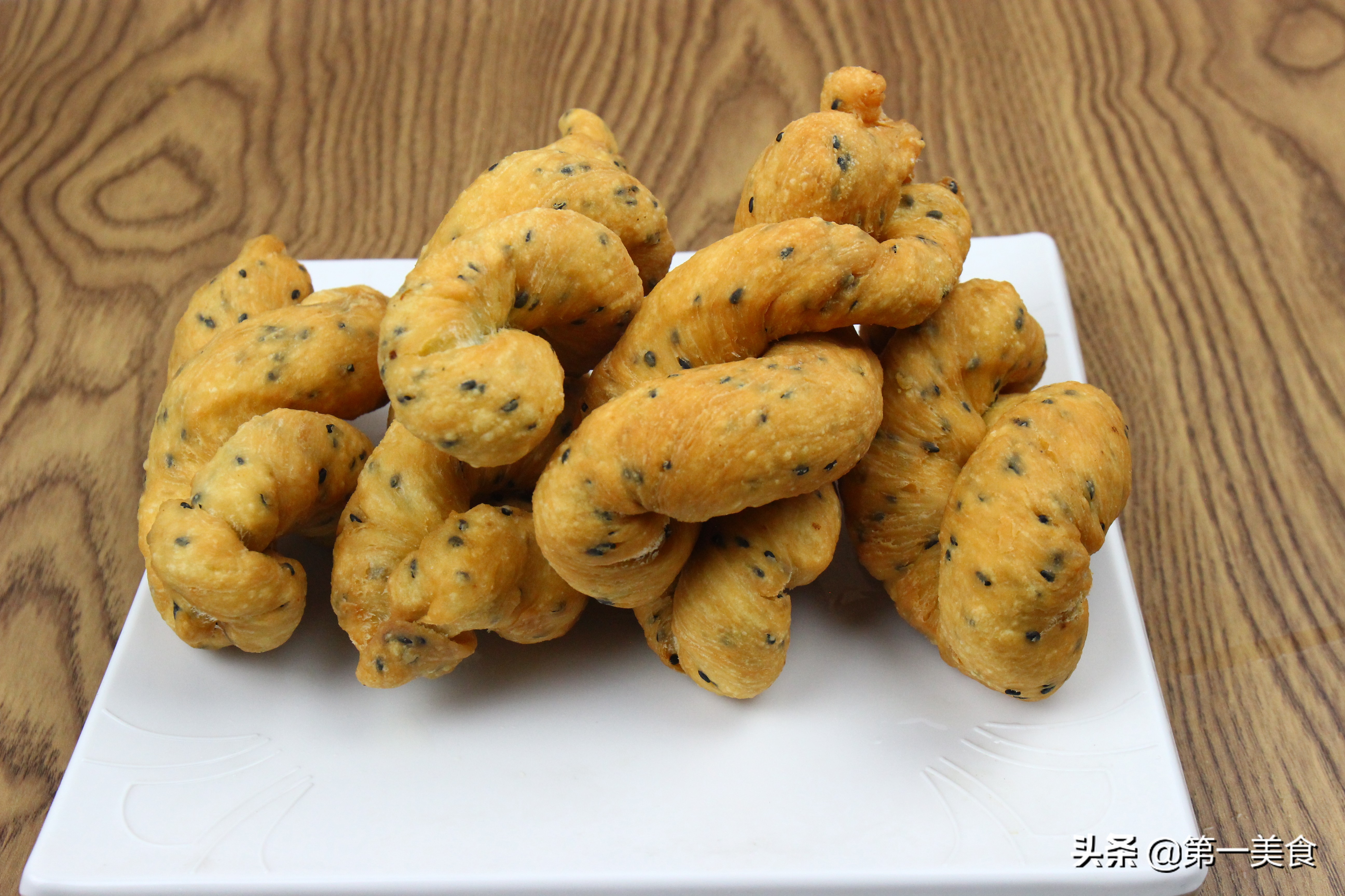 麻花的家常做法酥脆外面裹一层糖,麻花的家常做法怎样搓