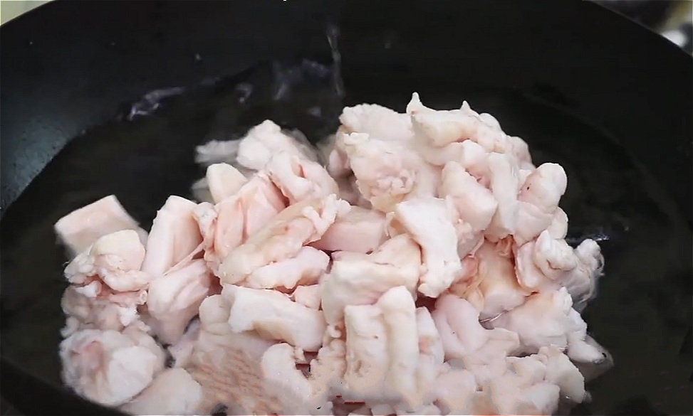 熬猪油只加水是错误的,为什么猪油熬出来有一股臭味