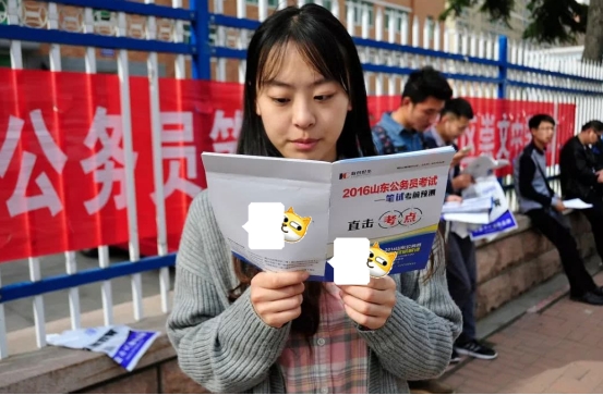 公务员和选调生哪个含金量高,选调生和公务员哪个含金量高