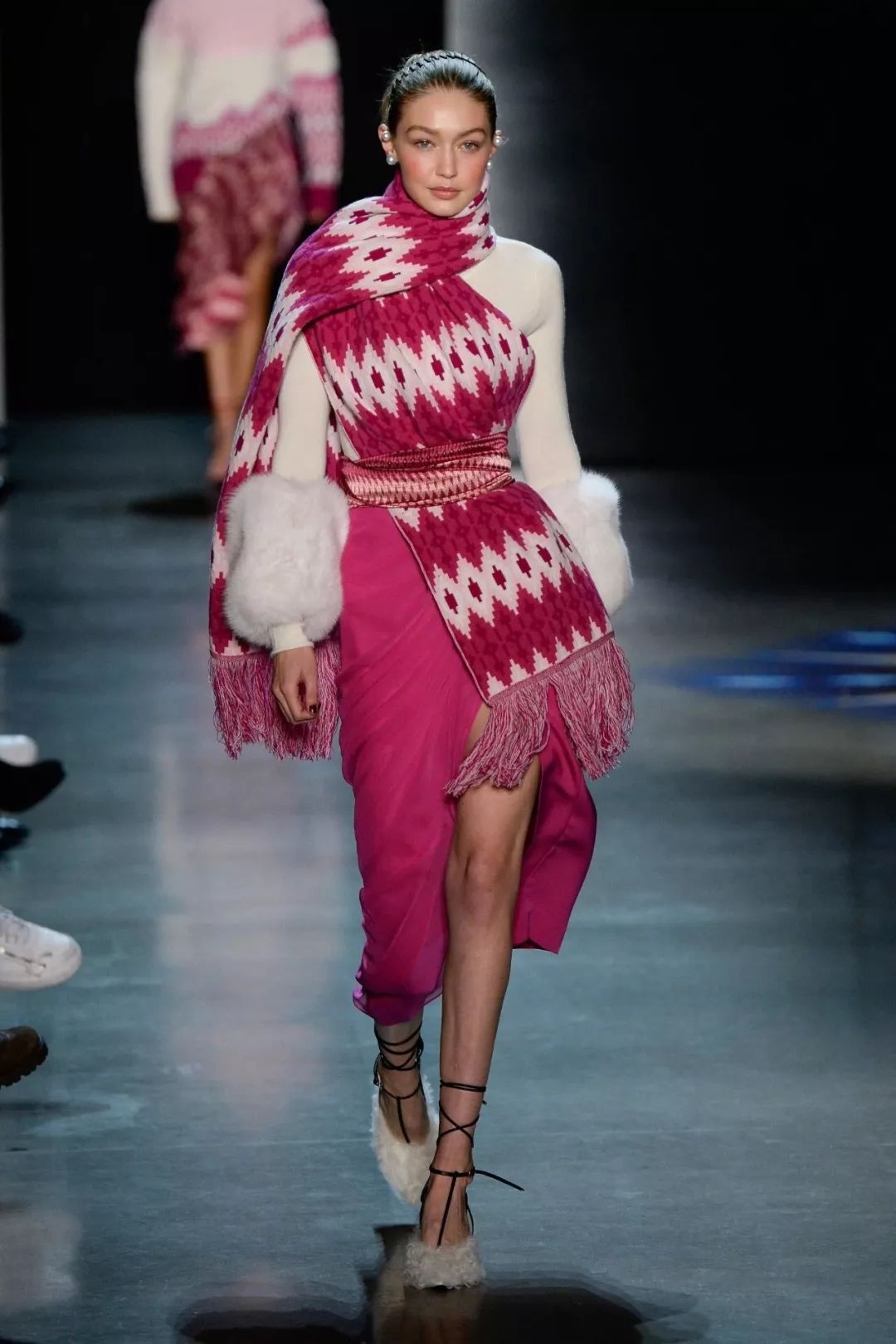 时尚轻奢感明星系列羊羔绒围巾,最潮的围巾的15种戴法超级实用