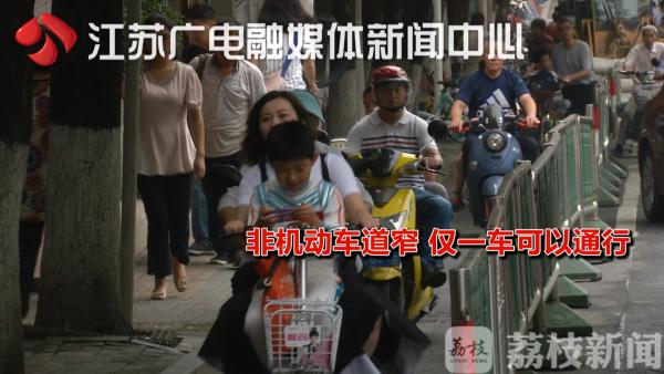 横穿马路的危险重重,横穿马路有危险走人行道保安全