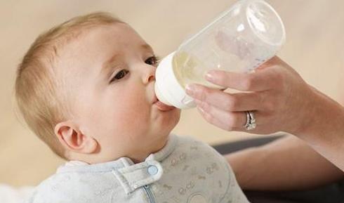 妈，娃睡了，宝宝喝完母乳就睡，奶奶及时查看，救了孩子一命