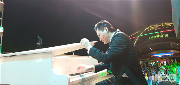 黑白琴键上跳动的仲夏夜梦:带你走进曹野川的音乐世界