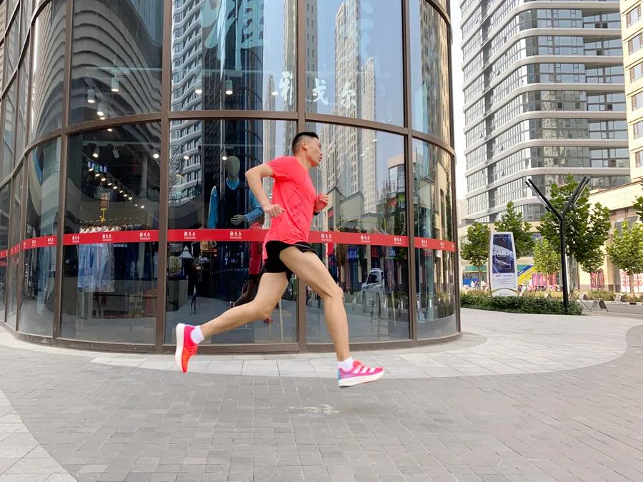 阿迪达斯碳板跑鞋adizerox2,adidasadizeropro有没有碳板