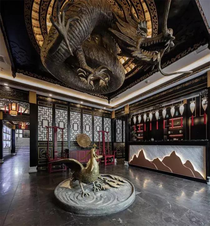 西安一“怪”店，没有散座，厅堂还悬了只大金龙