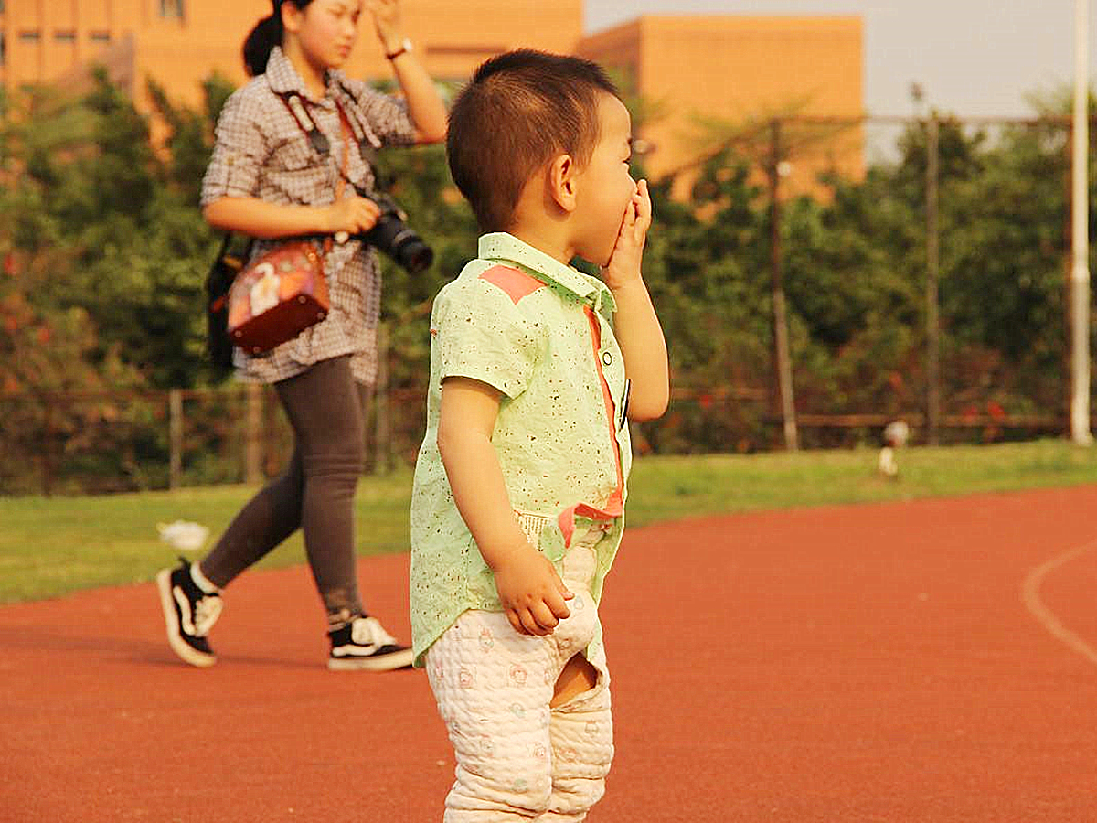 摸*处私**、夹腿,孩子看似“暧昧”的行为却含义复杂,家长需要注意