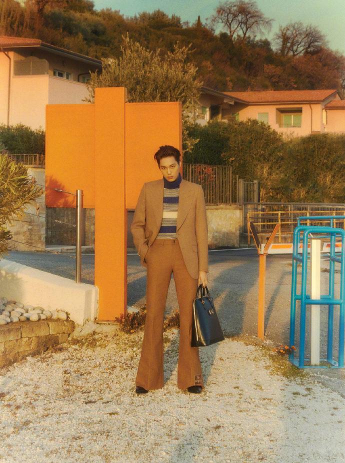 exo金钟仁的红西装图片大全,exo金钟仁品牌穿搭杂志拍摄