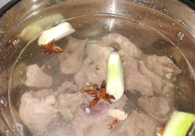 肉类吃着有腥味?分享5种处理方法,学会一种,吃着不腥还贼香