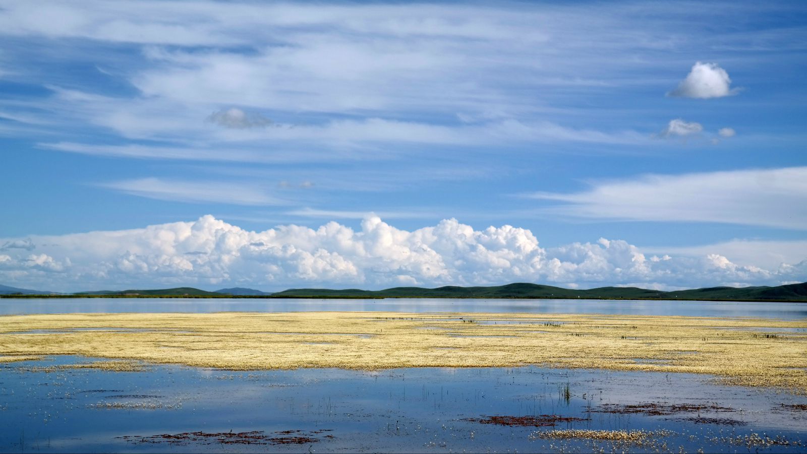 暂离城市的喧嚣，来拥抱若尔盖大草原，湖在天上，天在湖中