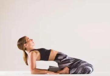 腰腹易囤肉?多是经络不畅,每天这么躺1分钟,久坐也不长肉