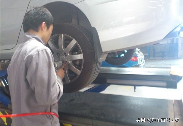 汽车左右跑偏需要不断修正方向,汽车跑偏跟四轮换位有关不