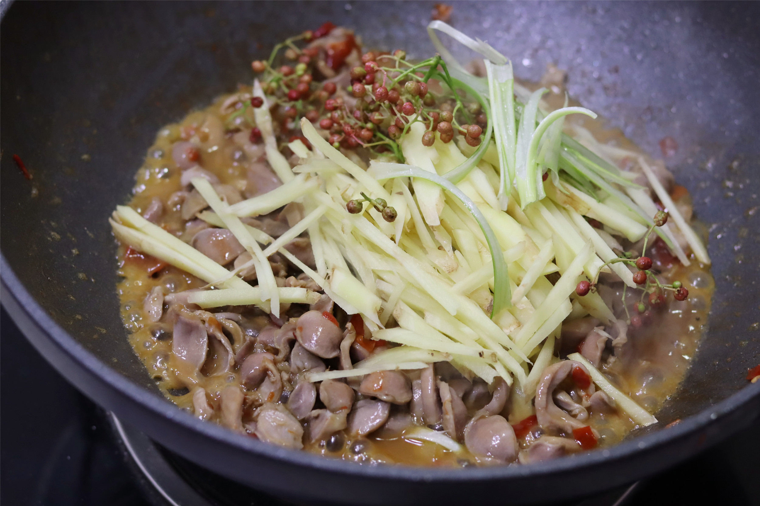 仔姜泡椒炒鸡胗,鸡胗跟什么炒都好吃