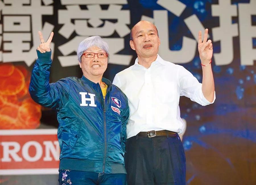 民心就在这里！高雄奶奶一掷百万抢到韩国瑜“原味”夹克