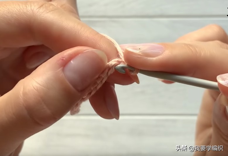 蝴蝶图案的塑料网格串珠包包教程,空心线塑料网格包包编织教程