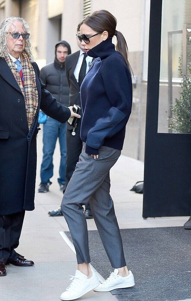 贝嫂终于换平底鞋，穿九分裤踩小白鞋，不信你有163cm