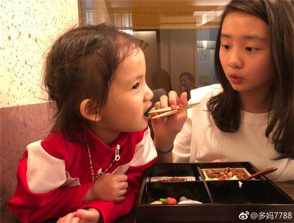 孙莉晒大女儿画作,多多和孙莉的画