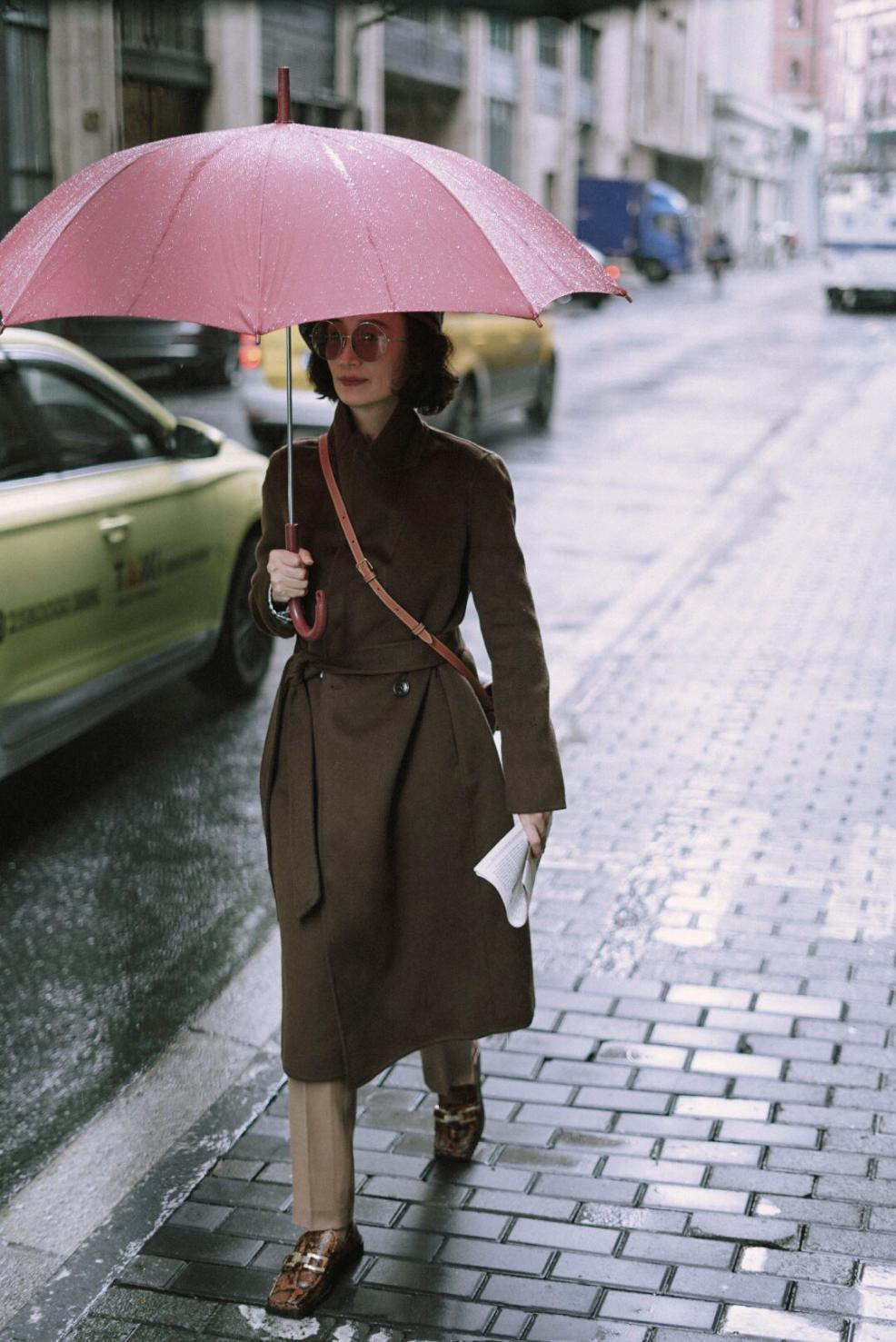 女人年过40岁多穿这3种颜色真减龄,40岁女人穿什么颜色显年轻洋气