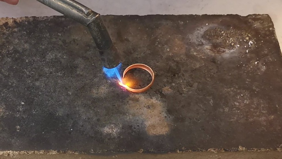 黄金戒指翻新一般多少钱,黄金戒指换款式怎么换没有加工费