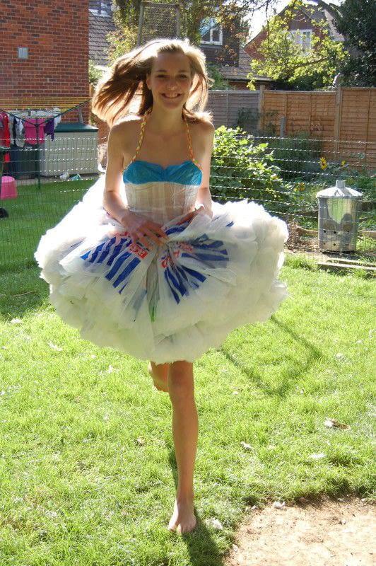 外国女人挑战将自己塞进行李箱,外国女性购物袋