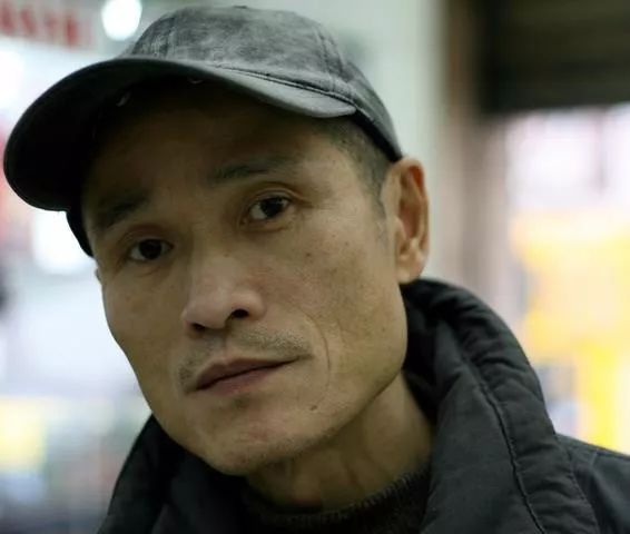 冷军的画作被误以为照片,冷军给女学生画肖像画