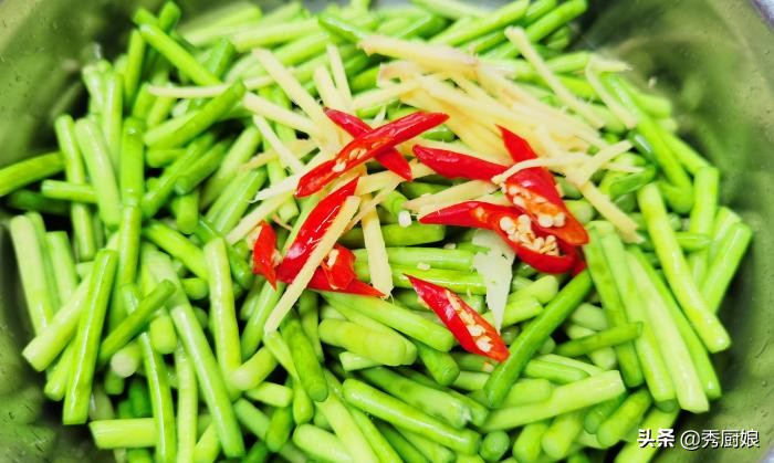 腌蒜薹怎么保持颜色翠绿,什么方法可以使蒜薹变嫩