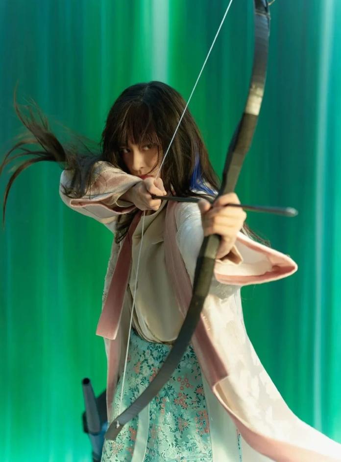 大佬力捧多年没火，“人间富贵花”如今居然凭借几套衣服出圈了？