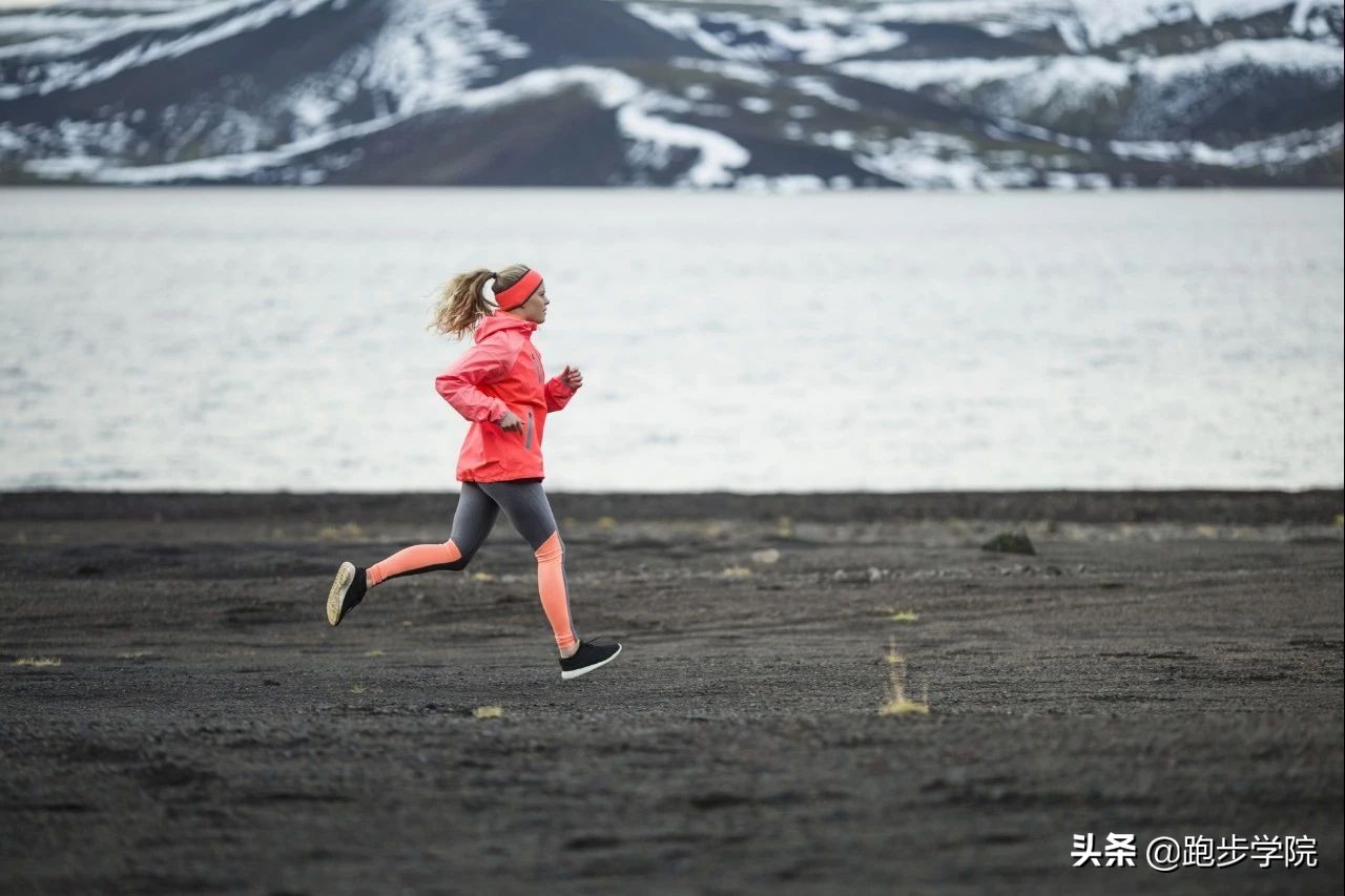 早上晨跑是空腹跑还是不空腹跑,空腹晨跑和空腹夜跑燃脂效果更好