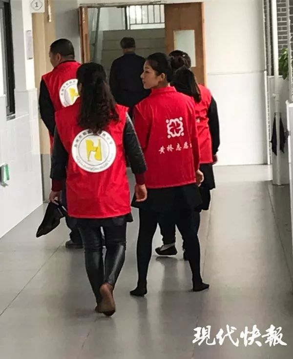 这张“*拍偷**照”火了！俩女人脱下高跟鞋，赤脚走了三层楼……