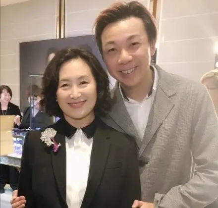 众子女为赌王庆生，57岁何超琼打扮低调却最出挑，风头盖过四太