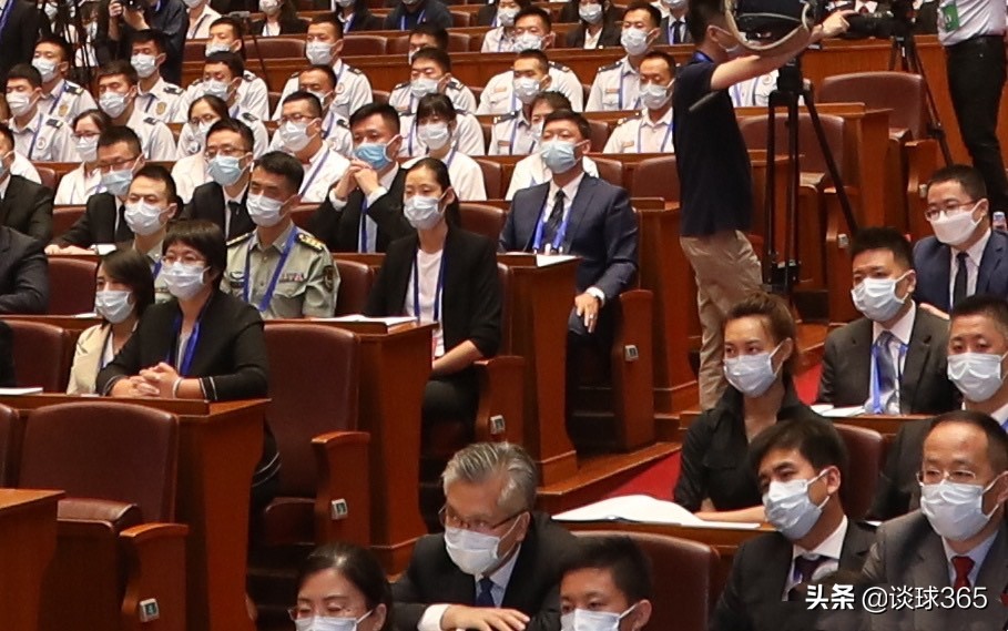 两个队长，一位主席，三位体坛名将罕见同框，谁的正装照更美