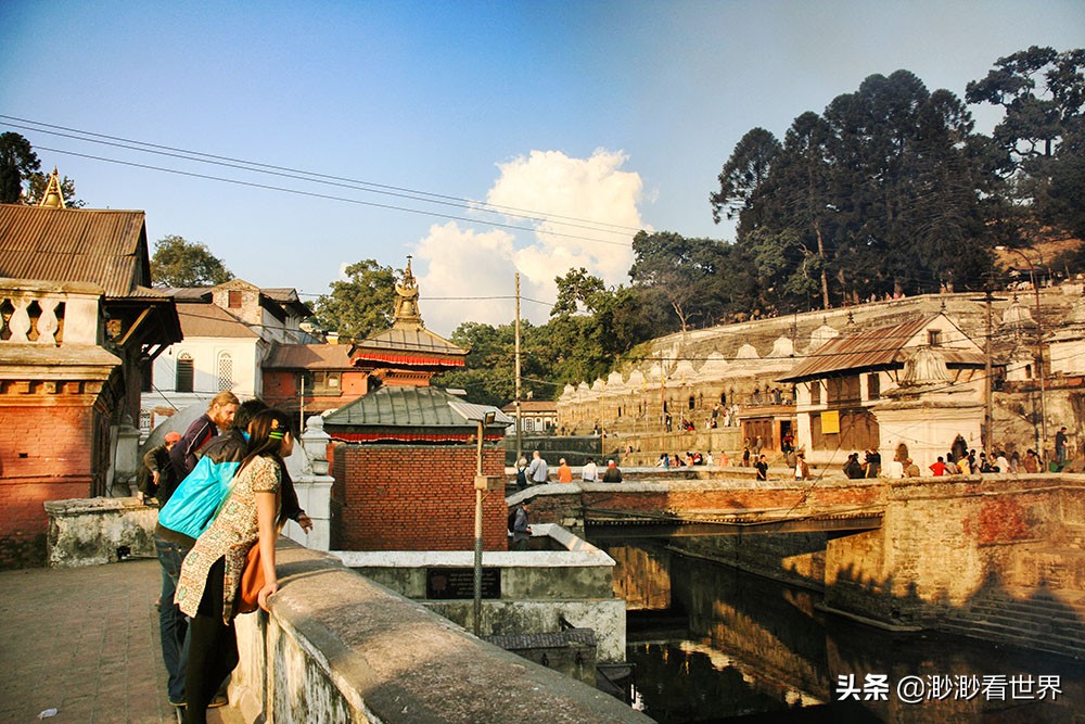 尼泊尔恒河上的烧尸庙,夜游尼泊尔烧尸庙