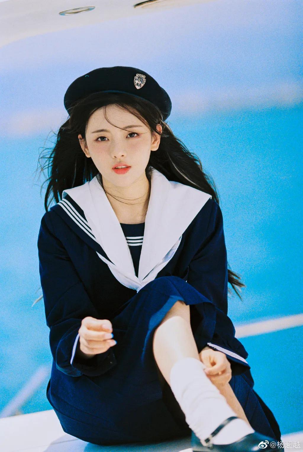 超减龄穿搭法则被杨超越狠狠拿捏,杨超越水手服穿搭