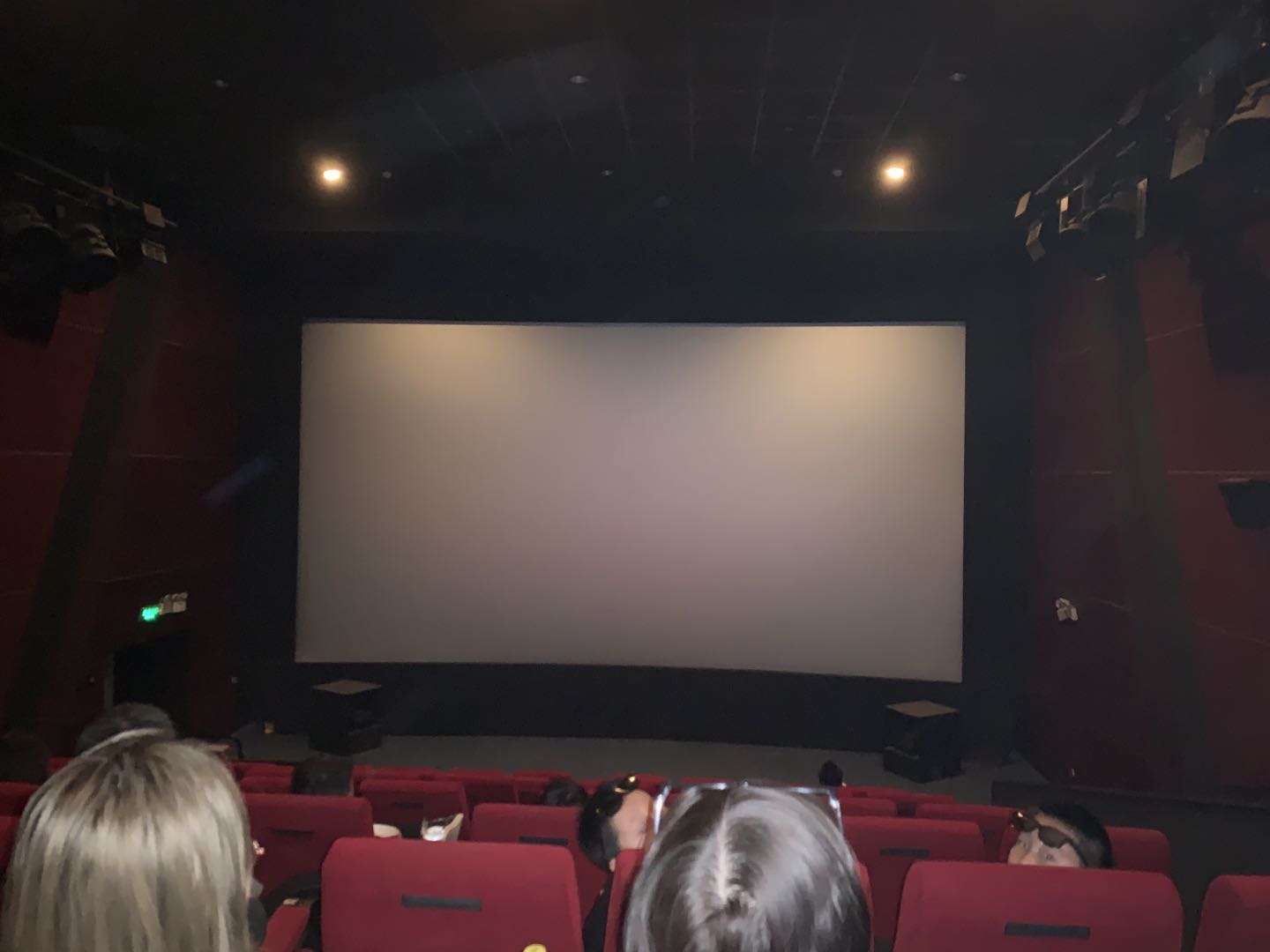 万达影院智能放映竟卡机16分钟更糟糕的是,电影结束后观众只能摸黑离场