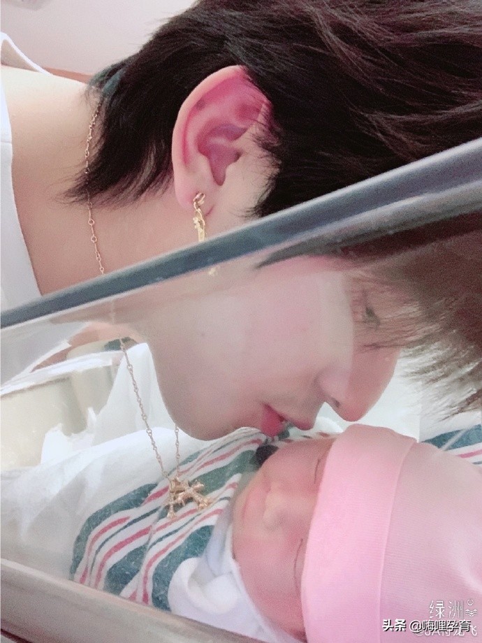 为什么一个月宝宝一吃完就哭,吃完奶还哭不睡是没吃饱吗